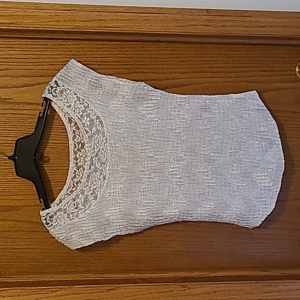 🍒2 for $12🍒 Nicola white crimped sleeveless blouse size small